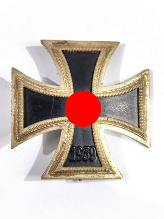 Eisernes Kreuz 1. Klasse 1939, ohne Hersteller aber Firma Paul Meybauer, Berlin zuzuordnen, Hakenkreuz mit voller Schwärzung, Gegenhaken verbogen, magnetisch, Kreuz ist gewölbt