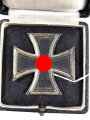 Eisernes Kreuz 1. Klasse 1939 mit Hersteller "20" auf der Nadel für " C.F. Zimmermann, Pforzheim " mit Verleihungsetui, Hakenkreuz mit voller Schwärzung