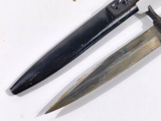 1.Weltkrieg Grabendolch mit Scheide, ungereinigtes  Kammerstück , Scheide Originallack, Verschlussriemen fehlt