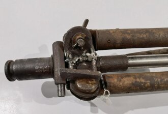 Dreibein 40 für MG Flugabwehr. Vereinfachte Ausführung des Dreibein 34. Grösstenteils Originallack,  neuzeitlich "restauriert", die Beine lassen sich nicht ohne weiteres Ausziehen