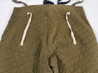 Gesteppte, grüne Winterwendehose, wohl für Luftwaffen Felddivision oder Fallschirmjäger. Getragenes Stück , datiert 1942, Bundweite: 118 cm