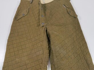 Gesteppte, grüne Winterwendehose, wohl für Luftwaffen Felddivision oder Fallschirmjäger. Getragenes Stück , datiert 1942, Bundweite: 118 cm