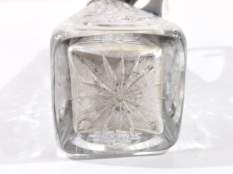 Kristallglaskaraffe mit 800er Silbermontierung und Glavur " Ihrem verehrten Hauptmann seine dankbaren Jungmärker" Unbeschädigtes Stück, Gesamthöhe 25cm