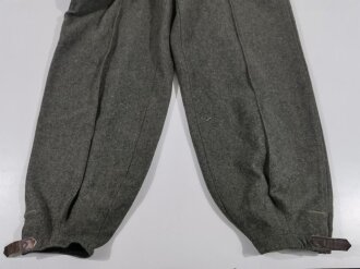 Waffen SS Sturmgeschützhose , umgeschneidert zu einer Uniformhose für weibliches Personal. Ob dies während oder nach dem Krieg passiert ist, kann ich leider nicht sagen