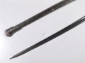 Niederlande, Löwenkopfsäbel mit Messinggefäß, vernickelte "Yzerhouwer" Klinge mit leichten Schlagspuren", Scheide mit Schlagspuren ehemals vernickelt mit einem Tragering, Klinge klemmt etwas beim Ein-und Ausziehen,
