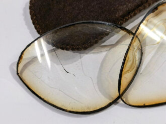 Paar Ersatzgläser für die Kradmelderbrille der Wehrmacht, gehört in der Hülle vorne in den Aufbewahrungskasten. Leicht defekt