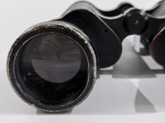 Dienstglas 7 x 50 der Wehrmacht. Hersteller bmk, Klare Durchsicht mit etlichen kleinen, schwarzen Punkten rechts, Strichplatte deutlich. Guter Gesamtzustand