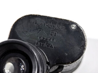 Dienstglas 7 x 50 der Wehrmacht. Hersteller bmk, Klare Durchsicht mit etlichen kleinen, schwarzen Punkten rechts, Strichplatte deutlich. Guter Gesamtzustand
