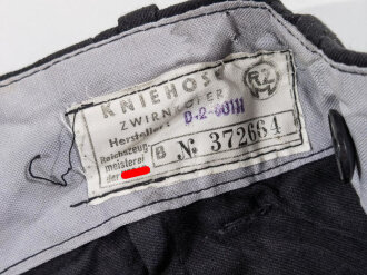 Hitlerjugend, schwarze , kurze Hose mit RZM Etikett "  Kniehose Zwirnköper" Ungetragenes Stück mit leichtem Mäusefraß am rechten Beinende