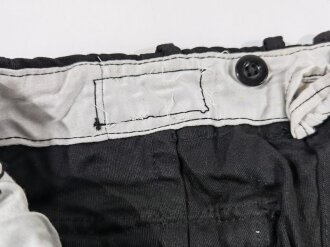 Hitlerjugend, schwarze , kurze Hose. Das RZM Etikett herausgetrennt. Wohl ungetragenes Stück, minimaler Mäusefraß