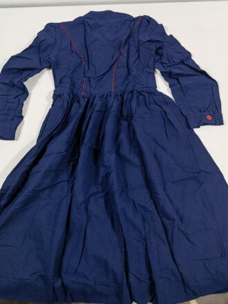 40iger Jahre Kleid für Mädel, rot lackierte Presspappeknöpfe, ungetragen. Mir als offizielles Kleidungsstück von JM / BDM nicht bekannt.