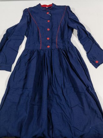 40iger Jahre Kleid für Mädel, rot lackierte Presspappeknöpfe, ungetragen. Mir als offizielles Kleidungsstück von JM / BDM nicht bekannt.