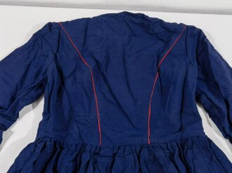 40iger Jahre Kleid für Mädel, rot lackierte Kunstharzknöpfe, ungetragen. Mir als offizielles Kleidungsstück von JM / BDM nicht bekannt.