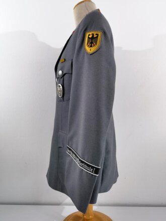 Bundeswehr, Dienstrock für einen Artilleristen, original vernähte Ärmelbänder " Heeresunteroffizierschule I" guter Zustand, datiert 1973
