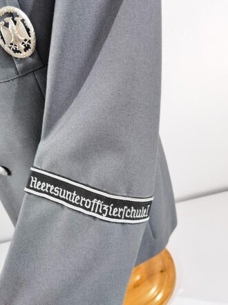 Bundeswehr, Dienstrock für einen Artilleristen, original vernähte Ärmelbänder " Heeresunteroffizierschule I" guter Zustand, datiert 1973