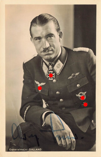 Brilliantenträger Oberst Galland, Ansichtskarte mit eigenhändiger Unterschrift, leicht geknickt