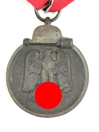 Medaille " Winterschlacht im Osten " mit Hersteller " 13 " im Bandring für " Gustav Brehmer, Markneukirchen " mit Band