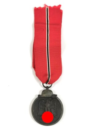 Medaille " Winterschlacht im Osten " mit Hersteller " 13 " im Bandring für " Gustav Brehmer, Markneukirchen " mit Band