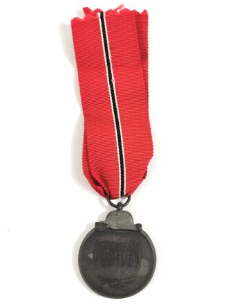 Medaille " Winterschlacht im Osten " mit Hersteller " 13 " im Bandring für " Gustav Brehmer, Markneukirchen " mit Band