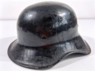 Stahlhelm Luftschutz, einteiliges Modell, nach dem Krieg schwarz überlackiert. Ungereinigtes Stück
