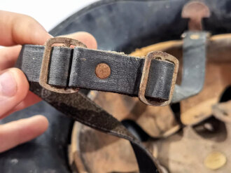 Stahlhelm Luftschutz, einteiliges Modell, nach dem Krieg schwarz überlackiert. Ungereinigtes Stück