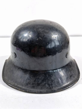 Stahlhelm Luftschutz, einteiliges Modell, nach dem Krieg schwarz überlackiert. Ungereinigtes Stück
