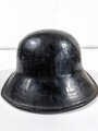 Stahlhelm Luftschutz, einteiliges Modell, nach dem Krieg schwarz überlackiert. Ungereinigtes Stück