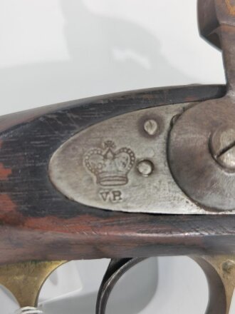 England, Perkussionskarabiner Modell 1856, sogenannter East India Pattern Carbine, Standkimme, Kaliber 14 mm, Stempel Krone/ VR  und Tower auf Schloßblech, angelenkter Ladestock, Reitstange mit Ring,