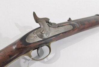 England, Perkussionskarabiner Modell 1856, sogenannter East India Pattern Carbine, Standkimme, Kaliber 14 mm, Stempel Krone/ VR  und Tower auf Schloßblech, angelenkter Ladestock, Reitstange mit Ring,