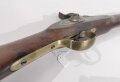 England, Perkussionskarabiner Modell 1856, sogenannter East India Pattern Carbine, Standkimme, Kaliber 14 mm, Stempel Krone/ VR  und Tower auf Schloßblech, angelenkter Ladestock, Reitstange mit Ring,