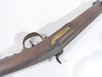 Frankreich von Steinschloß aptierter Perkussionskarabiner  "de Charleville" Modell 1777, glatter Lauf Kaliber ca. 19 mmm, Ladestock , Gesamtlänge 117 cm, Reitstange fehlt,  Holzschaft ca 9 cm gekürzt