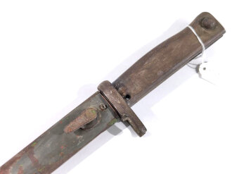 1.Weltkrieg, Ersatzseitengewehr 88/98 Eisengriff, Blechscheide mit Lackresten, auf einer Seite Dellen,  Gesamtlänge 45,4 cm, Drücker fest, Spitze der Klinge ca 5mm abgebrochen, Abnahmestempel auf Klinge, Drücker fest