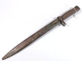 1.Weltkrieg, Ersatzseitengewehr 88/98 Eisengriff, Blechscheide mit Lackresten, auf einer Seite Dellen,  Gesamtlänge 45,4 cm, Drücker fest, Spitze der Klinge ca 5mm abgebrochen, Abnahmestempel auf Klinge, Drücker fest