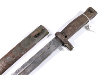 1.Weltkrieg, Ersatzseitengewehr 88/98 Eisengriff, Blechscheide mit Lackresten, auf einer Seite Dellen,  Gesamtlänge 45,4 cm, Drücker fest, Spitze der Klinge ca 5mm abgebrochen, Abnahmestempel auf Klinge, Drücker fest