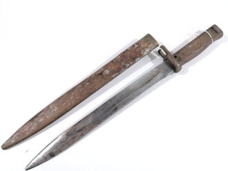 1.Weltkrieg, Ersatzseitengewehr 88/98 Eisengriff, Blechscheide mit Lackresten, auf einer Seite Dellen,  Gesamtlänge 45,4 cm, Drücker fest, Spitze der Klinge ca 5mm abgebrochen, Abnahmestempel auf Klinge, Drücker fest