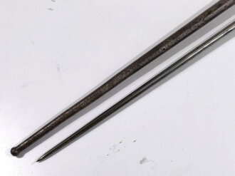 Frankreich, Seitengewehr für Lebelgewehr Modell 1886/93/16 ohne Parierhaken,  sogenanntes Epee Bajonett, 4-kantige Klinge,verschraubter Messinggriff, Eisenteile  korrodiert und gereinigt, Klinge nur leichte Rostspuren, Scheide stark korrodiert