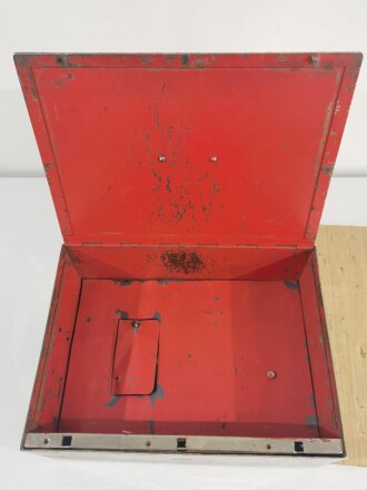 Kasse für Zahlmeister der Wehrmacht. Datiert 1940, ungereinigtes Stück. Im Boden war wohl eine Art Klingel installiert, die beim hochheben losgegangen wäre. Verschluss defekt, kein Schlüssel