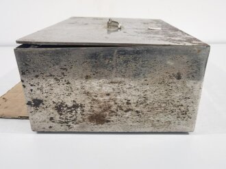 Kasse für Zahlmeister der Wehrmacht. Datiert 1940, ungereinigtes Stück. Im Boden war wohl eine Art Klingel installiert, die beim hochheben losgegangen wäre. Verschluss defekt, kein Schlüssel