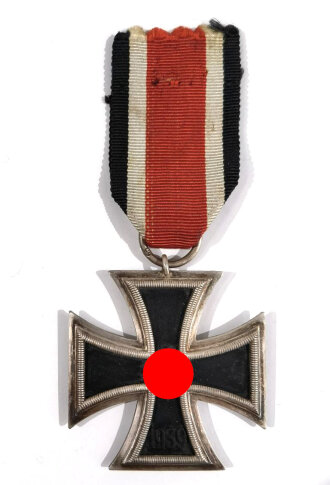 Eisernes Kreuz 2.Klasse 1939 am Band, Hersteller "65" im Bandring für " Klein & Quenzer A.G., Idar Oberstein ", Hakenkreuz mit voller Schwärzung, magnetisch