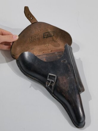1.Weltkrieg, Koffertasche für Pistole 08. Kammerstück des Infanterie Regiment 84 von 1915. Leicht defekt