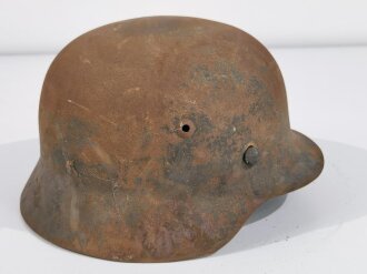 Heer, Stahlhelm Modell 1935. Ungereinigter Scheunenfund, NS 64