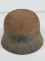 Heer, Stahlhelm Modell 1935. Ungereinigter Scheunenfund, NS 64