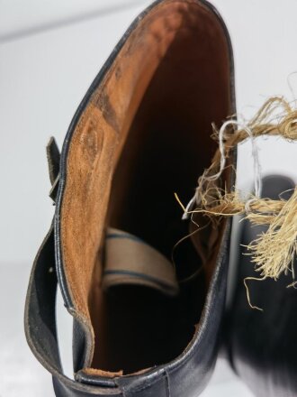 Paar Stiefel für Offiziere der Wehrmacht. Sehr guter Zustand, mit Siefelspannern aus Holz, Sohlenlänge 31,5cm, Absatzbreite ca.9cm, Sohlenbreite ca.11,5cm