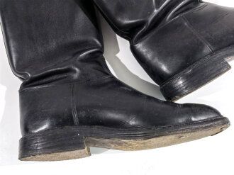 Paar Stiefel für Offiziere der Wehrmacht. Sehr guter Zustand, mit Siefelspannern aus Holz, Sohlenlänge 31,5cm, Absatzbreite ca.9cm, Sohlenbreite ca.11,5cm