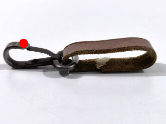 Aufschiebeschlaufe aus Leder mit einem Karabinerhaken, dieser mit einem mitgeprägten Hakenkreuz