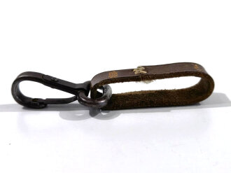 Aufschiebeschlaufe aus Leder mit einem Karabinerhaken, dieser mit einem mitgeprägten Hakenkreuz