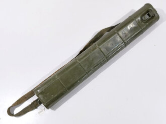 Doppellaufbehälter MG34 der Wehrmacht. Überlackiertes Stück, darunter Originallack, originaler Wehrmacht Trageriemen