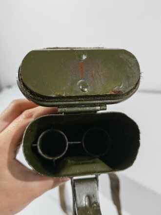Doppellaufbehälter MG34 der Wehrmacht. Überlackiertes Stück, darunter Originallack, originaler Wehrmacht Trageriemen