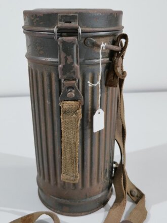 Gasmaskendose Modell 1938 eines Pionier der Wehrmacht. Originallack, die Riemen jeweils mehr oder weniger defekt, ungereinigtes Stück