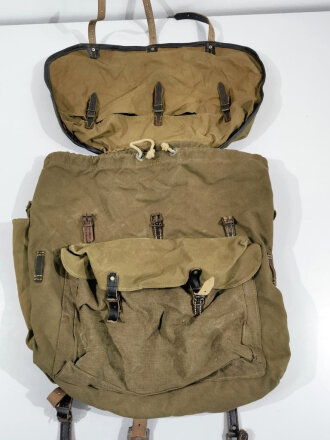 Rucksack für Gebirgstruppen der Wehrmacht. Getragenes Stück mit vielen neuzeitlichen Reparaturen